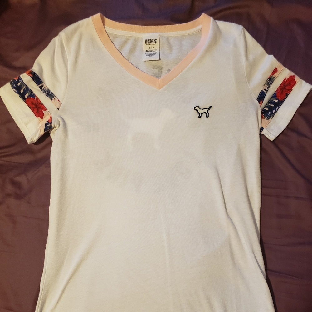 💗VS PINK💗 V neck 🌺 LOVE PINK LOGO Tshirt